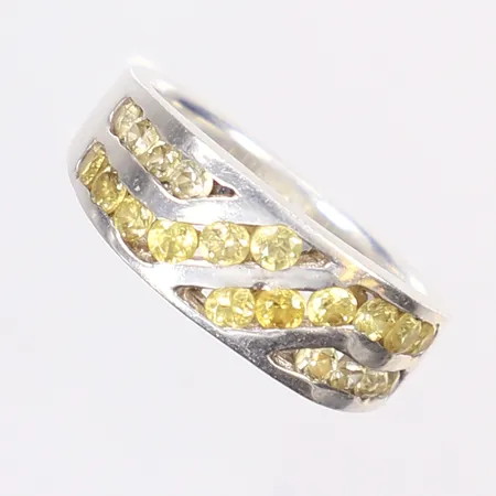 Ring med gula stenar, stl 18¼, bredd 4-8mm, silver 925/1000 Vikt: 5,9 g