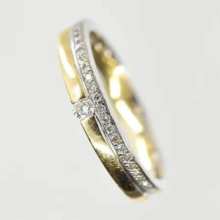 Ring med vita stenar, stl 16¾, bredd 3 mm, gravyr, gulguld/vitguld, 18K. Vikt: 3,3 g