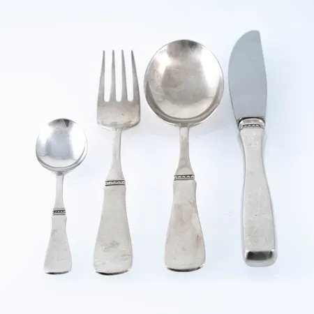 12 bordsskedar, längd 170 mm, 12 bordsgafflar, längd 170 mm, 11 bordsknivar, längd 208 mm, 8 kaffeskedar, längd 112 mm. Silver (830/1000), modell Uppsala, MGAB. Bruksslitage. Bruttovikt: 1860,0g. 