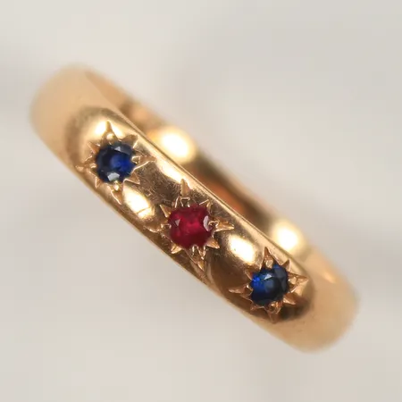 Ring med blå, samt röda stenar, stl 18¼, bredd 3mm, 18K Vikt: 4,4 g