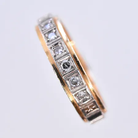 Ring med diamanter 6x0,02ct, stl 17½, bredd 5 mm, graverad, vitguld/rödguld, 18K. Vikt: 4,3 g