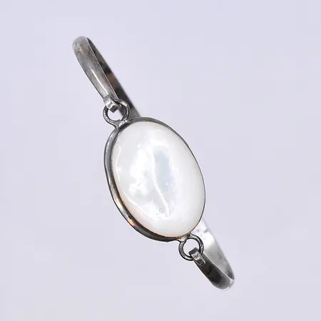 Armring med pärlemor, öppningsbar, Ø57 mm, bredd 3-18 mm, silver 925/1000. Vikt: 8,5 g