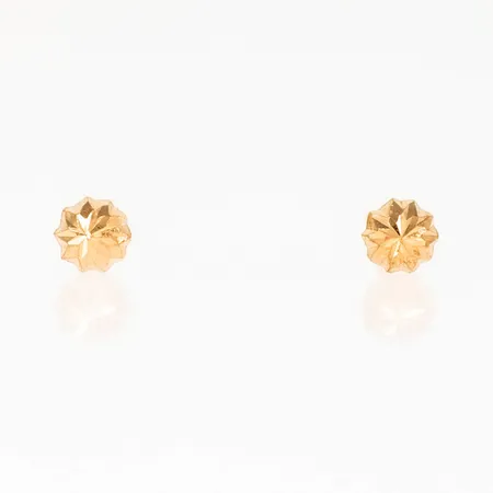 Örhängen i 18K guld. Fasetterad halvkula Ø 3 mm. Vikt: 0,3g. Omaka snurrebussar (ena i 14K). 