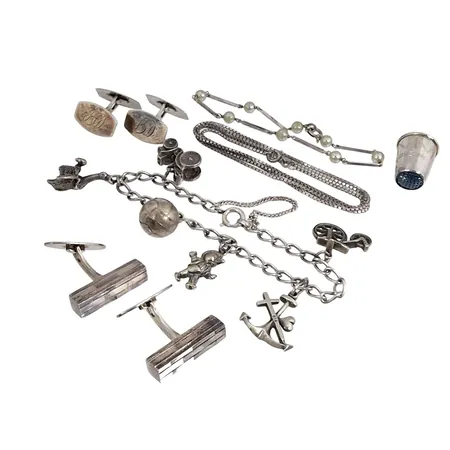Silversmycken bl.a. Armband med berlocker + Fingerborg, bruksmärken/gravyr förekommer  Vikt: 48,6 g