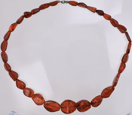 Bärnstencollier, delvis slipade i oregelbundna former, 52cm, bredd 7,6-21mm, lås i silver Vikt: 0 g