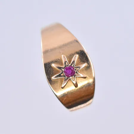 Ring med cerise sten, stl 17, bredd 3-10 mm, 18K. Vikt: 2,1 g