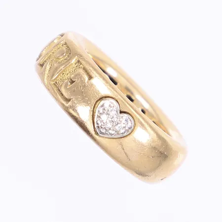 Ring med hjärta med diamanter 13x ca 0,005ct, testen "AMORE" längs utsidan, stl 17, bredd 7mm, ihålig, 18K Vikt: 13,4 g