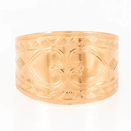 Västerbottensring, bred modell i 18K guld. Den är i storlek19¼, är 5,5 - 14,5 mm bred och väger 4,9g. Stämplad BUR, 18K & kattfot.  