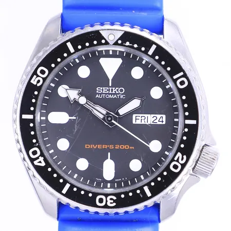 Herrur Seiko Divers, Ø42mm, automat, dag/datum, ref SKX007K1, serienummer 681044, engelsk/italiensk dagskiva, sliten boett, repigt glas, två gummiband ej original, box, tag, cert, instruktionsbok Vikt: 0 g
