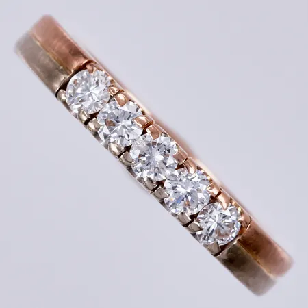 Ring med diamanter ca 5x0,08ct, stl: ca 17, bredd: ca 3mm, rödguld/vitguld, 18K  Vikt: 5 g