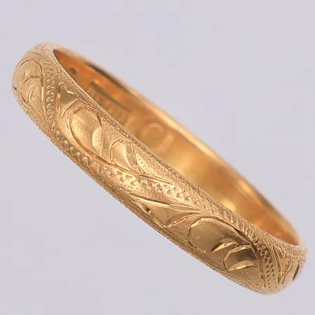 Ring, slät, stl 19¾, Hallberg år 1915, gravyr, 20K Vikt: 4,8 g