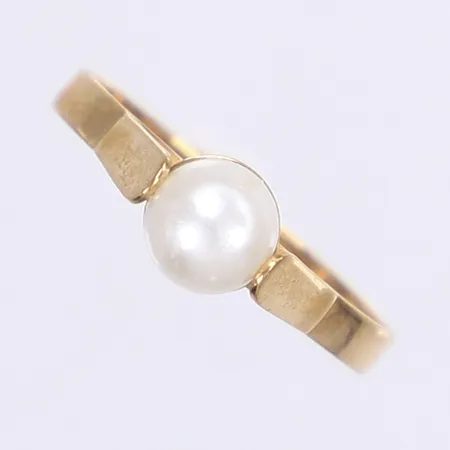 Ring med pärla, stl 18, bredd 2-6mm, 18K Bruttovikt: 2,2g Vikt: 2,2 g