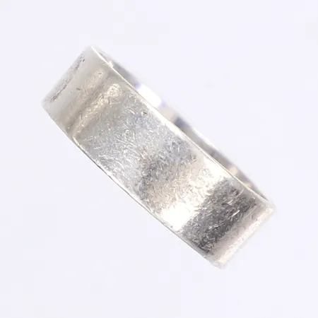 Ring, dekor av hjärta i 18K, stl 19, bredd 7mm, repig, silver 925/1000 Vikt: 4,4 g