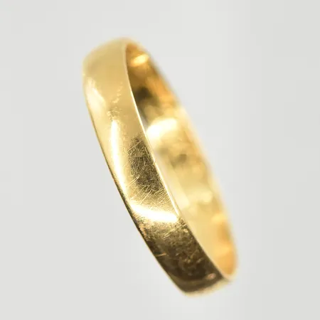 Ring, stl 18½, bredd 4 mm, gravyr, 18K. Vikt: 2,1 g