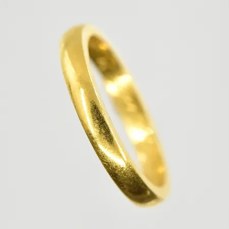 Ring, stl 16¼, bredd 3 mm, gravyr, 23K. Vikt: 3,6 g