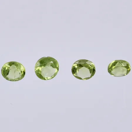 Fyra lösa Peridoter Ø ca 4,5-5mm