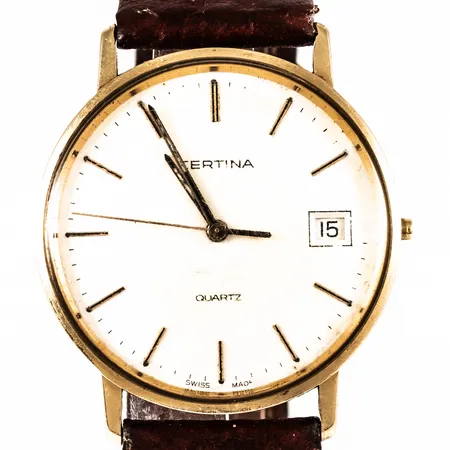Herrur, Certina i 14K guld. Boett Ø 33,5 mm, datum, quartz, namn- och datumgravyr, krona saknas, fuktskadad urtavla. Brunt läderband, bör bytas. Går ej, batteribyte krävs? Bruttovikt: 28,7g. 