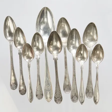 Diverse silverskedar, personliga gravyrer, bucklor, skevheter, 830/1000 Vikt: 170,1 g