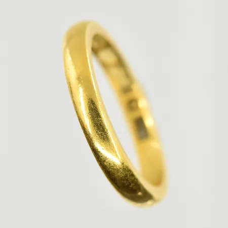 Ring, stl 16¼, bredd 3 mm, gravyr, 23K. Vikt: 3,8 g
