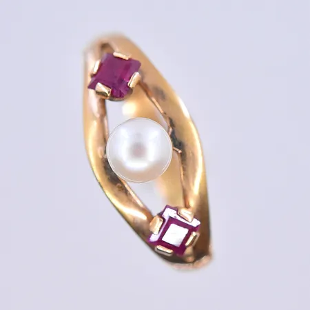 Ring röda stenar och pärla, stl 16½, bredd 2-7 mm, 18K. Vikt: 1,4 g