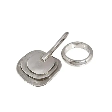 Hänge och Ring från Åhus, silver 925/1000, hänge längd 53,5 mm, bredd 30 mm, Ring, Ø17½ mm, bredd 6 mm, oidentifierad silversmed BF, delvis slitna/fragmentariska stämplar Vikt: 27,6 g