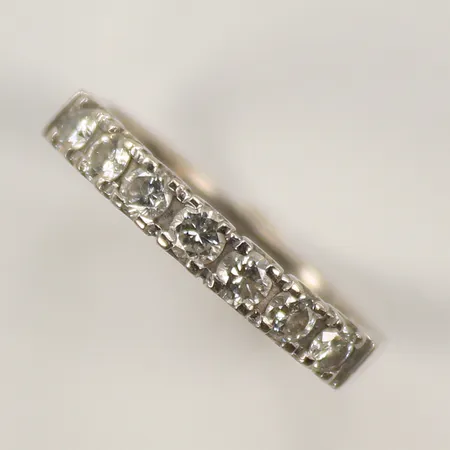 Ring med diamanter totalt 0,54ct enligt gravyr, stl 17, bredd 2mm, vitguld, 18K  Vikt: 3,7 g