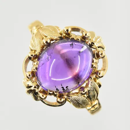 Ring med caboshonslipad Ametist, stl 16½, bredd 1-14 mm, 18K. Vikt: 3,6 g