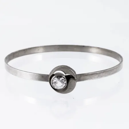 Armring i silver (925/1000) med bergkristall, Karl Laine, Finnfeelings Finland. Innermått 17,5 cm. Bredd 3,8 - 14 mm. Vikt: 9,0g. 