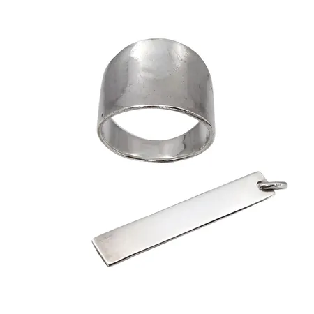 Ring & Hänge, silver 925/1000, ring Ø19,0 mm, bredd 6-19,5 mm, Guldfynd, hänge längd inkl. ögla 43 mm, bredd 6,5 mm Vikt: 11,2 g