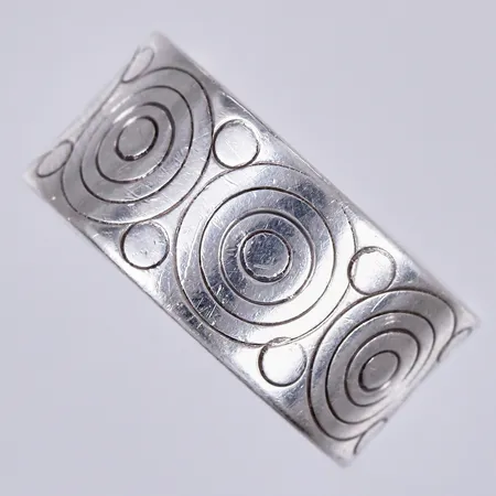 Ring mönstrad, stl ca 18¼, bredd ca 9mm, justerbar, graverad, 925/1000 silver  Vikt: 5,4 g