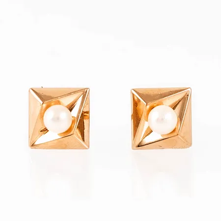 Örhängen i 18K guld med odlade vita pärlor Ø 3,5 mm. Mått 10,5 x 10,5 mm. Vikt: 0,9g. En snurrebuss saknas, men ny i plast medföljer. 