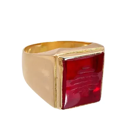Klackring, 18K guld, syntetisk Rubin med motiv av Träd, stenens storlek 12x14 mm, oidentifierad tillverkarstämpel LG, Ø21½ mm, bredd 4-17 mm, mindre slitage längs stenens ytterkanter, några repor på skenan Vikt: 13,1 g