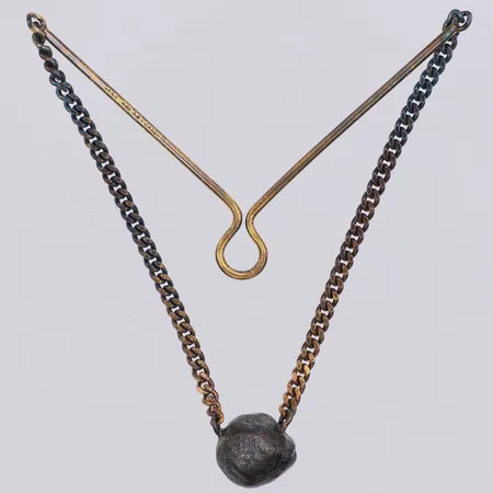 Slipsnål med hematit,  55mm bred, 90mm, Alton, 925/1000 silver, etui Vikt: 7,3 g
