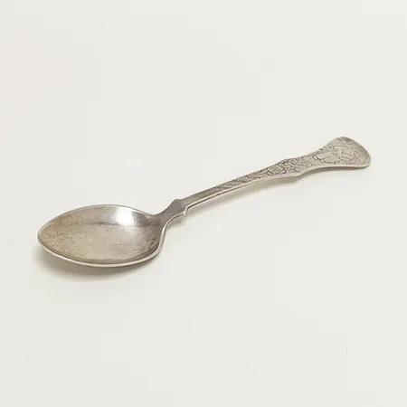 Sked, längd: 14,8cm, motiv av Hans och Greta, "Hans og Grethe", personlig gravyr på baksida, små nagg, silver 830/1000 Vikt: 21,7 g