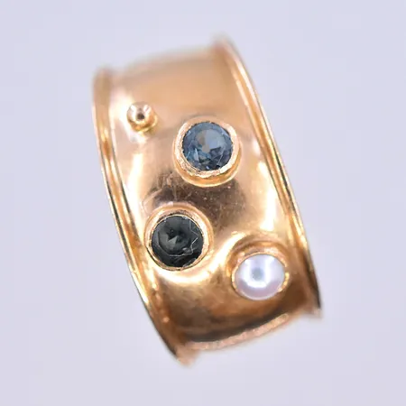 Ring med stenar, stl 16, bredd 5-10 mm, 18K. Vikt: 2 g