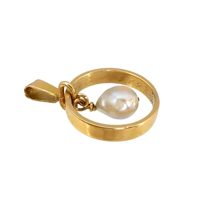 Hänge, 18K guld, (omgjord ring), pärla, gravyr Vikt: 5,2 g