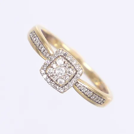Ring med diamanter 42x ca 0,005ct, 4x ca 0,01ct, 1x ca 0,02ct, stl 16, bredd 1,5-6mm, GHA, 18K Vikt: 2,1 g