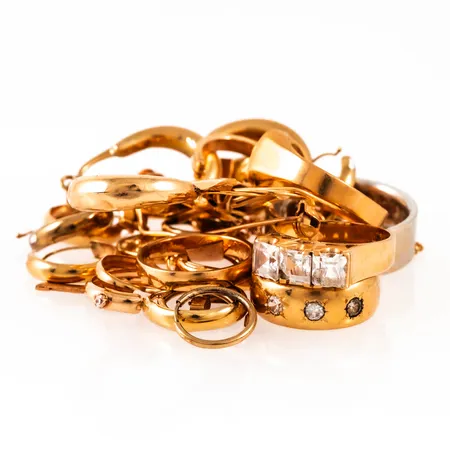 Diverse defekt guld i 18K. Vikt: 54,1g. 