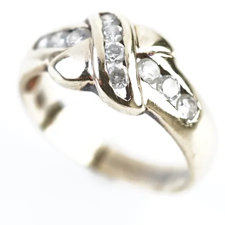 Ring m vita stenar, stl 18§(58), bredd 9mm, 14k Vikt: 4 g