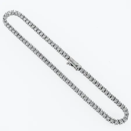 Tennisarmband i 9K guld med vita stenar. Det är 20,5 cm långt, 2,2 mm brett och väger 6,9g. 