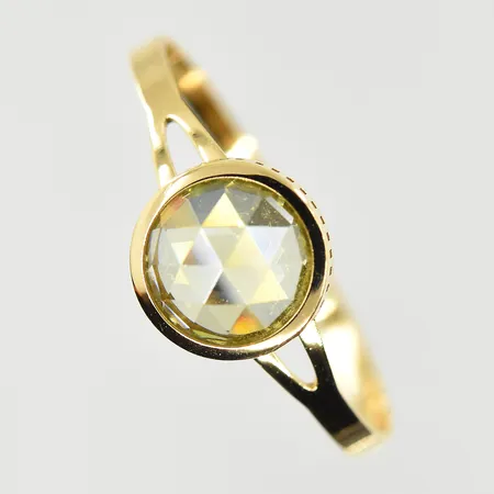 Ring med ljusgrön sten, Guldfynd. stl 19¾, bredd 2-8 mm, 18K. Vikt: 1,6 g