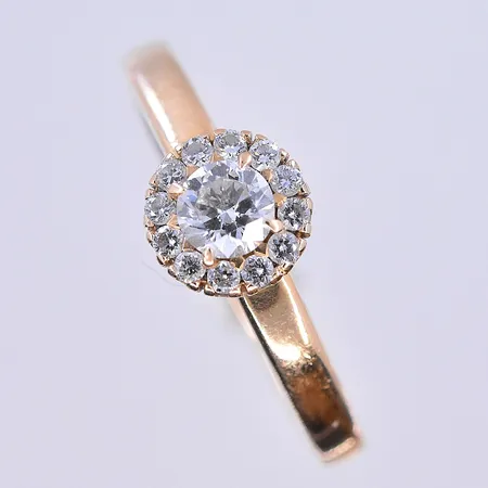 Ring med diamanter 0,37ctv, stl 17½, bredd 2 mm, graverad, 18K. Vikt: 3,8 g