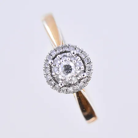 Ring med dia 1x0,05ct, Guldfynd, stl 17¼, bredd 2 mm, 18K. Vikt: 2,6 g