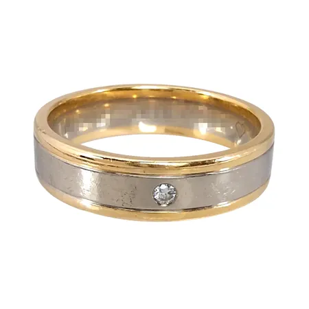 Ring, 18K guld, tvåfärgad modell, Diamant 0,02ct, tillverkarstämpel Classic (Smycka AB), svensk kontrollstämpel, Ø17¼ mm, bredd 5 mm, gravyr Vikt: 6,1 g