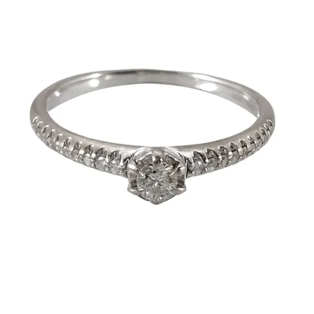 Diamantring, 18K vitguld, Diamanter 1 x 0,06ct + 20 x 0,003ct, Guldfynd (GHA), Ø17½ mm, bredd 1,7 - 4 mm, fint skick Vikt: 2,1 g