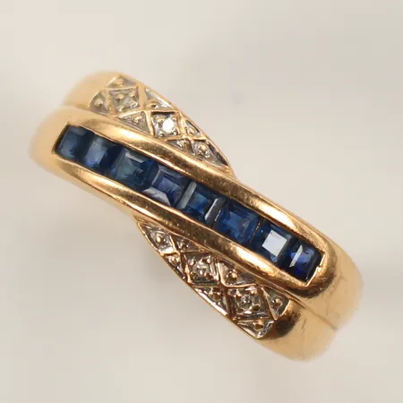 Ring med diamanter totalt ca 0,02ct, samt blå stenar, stl 17¾, bredd 2-5mm, 18K Vikt: 2,9 g