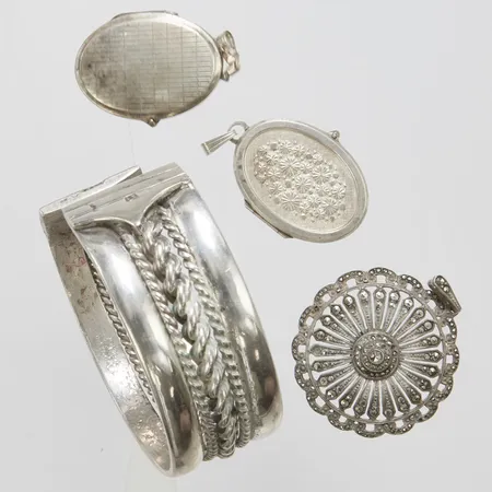 Diverse silver, defekt, saknas sten, slitet, 830/1000 Vikt: 101,9 g