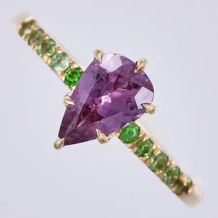 Ring med granater, stl: ca 18, bredd: ca 2-10mm, 18K  Vikt: 3 g