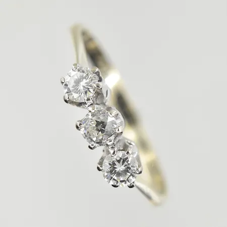 Ring med 2x0,15 ct, 1 gammalslipad diamant 0,15 ct, stl 17¾, bredd 2-4 mm, vitguld, 18K. Vikt: 2,2 g