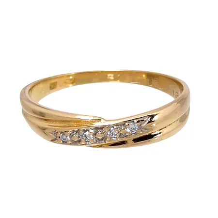 Diamantring, 18K guld, Diamanter 4 x 0,005ct, tillverkarstämpel VJ, svensk kontrollstämpel, Ø17¾ mm, bredd 2-4 mm, invändig gravyr Vikt: 2,3 g